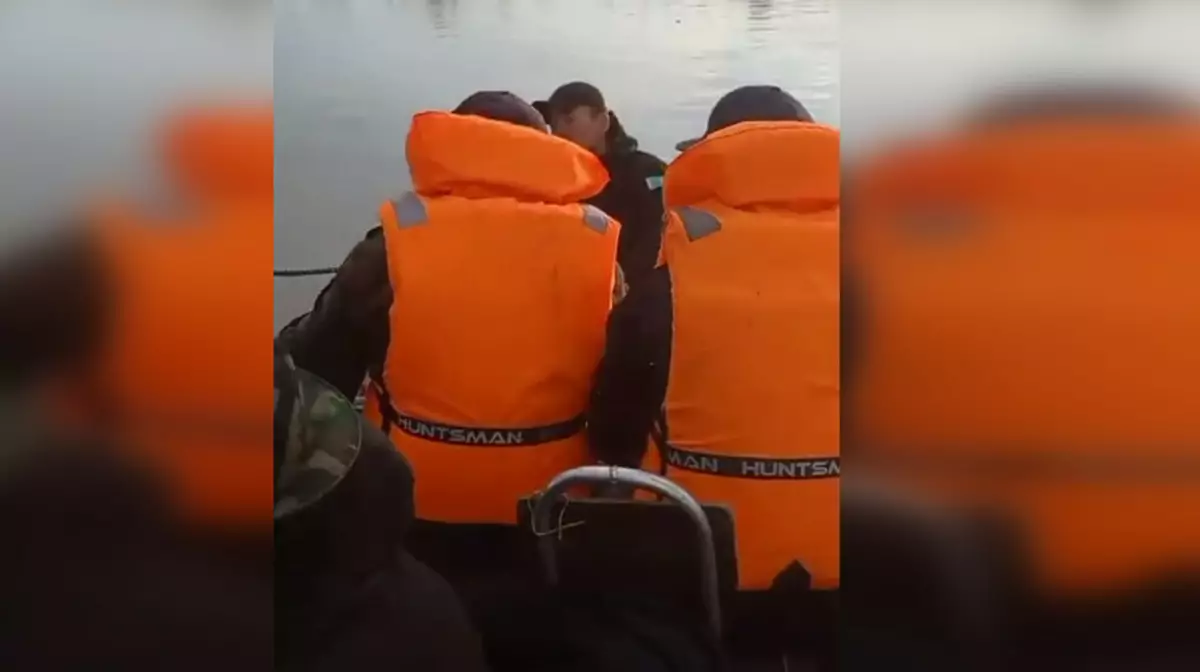 Лодку с 7 людьми унесло течением в Западно-Казахстанской области