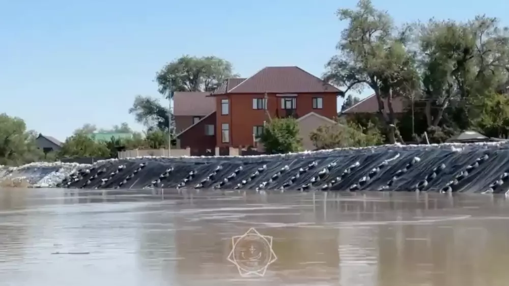 В Атырауской области продолжает прибывать вода в реке Жайык - МЧС