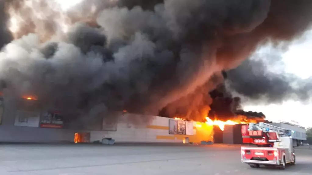 Мощный пожар почти уничтожил крупный торговый центр в Варшаве
