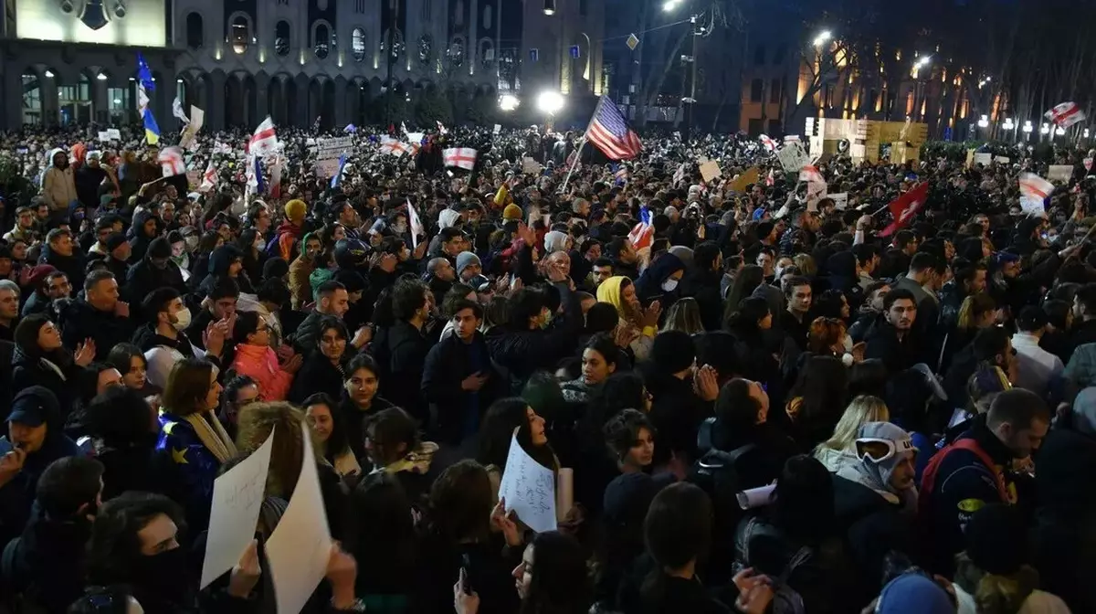 Сотни тысяч человек вышли на митинг против закона об "иноагентах" в Грузии