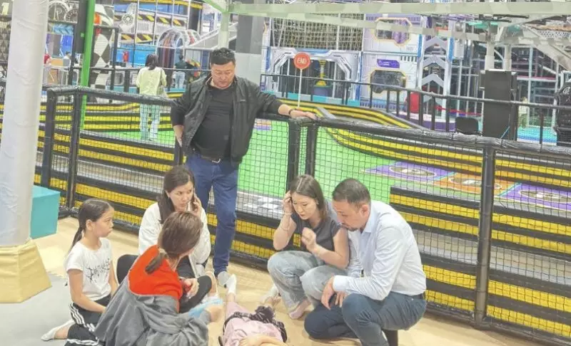 Сорвалась страховка: ребёнок упал с высоты в игровом центре в Атырау