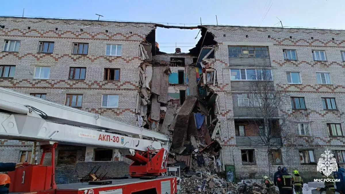 Часть жилого дома обрушилась в российском городе (ВИДЕО)