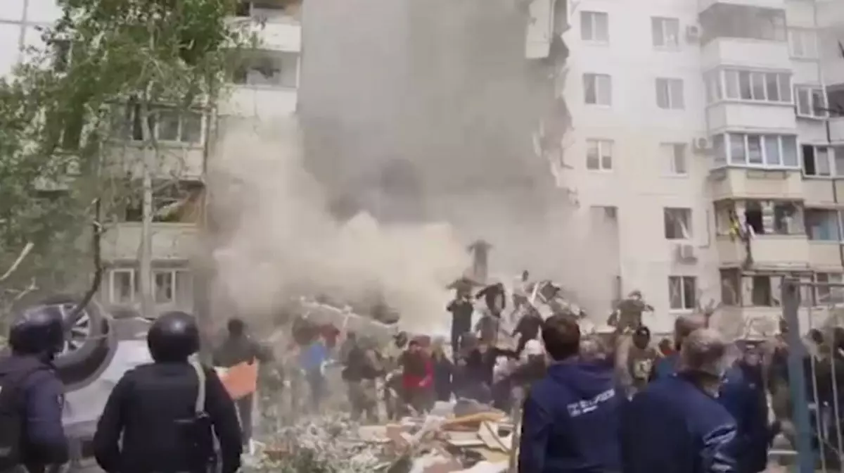 Момент попадания снаряда в рухнувший подъезд дома в Белгороде попал на видео