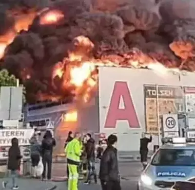 Крупный пожар охватил практически все здание торгового центра в Варшаве