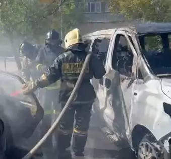 Два легковых автомобиля сгорели в Караганде (ВИДЕО)