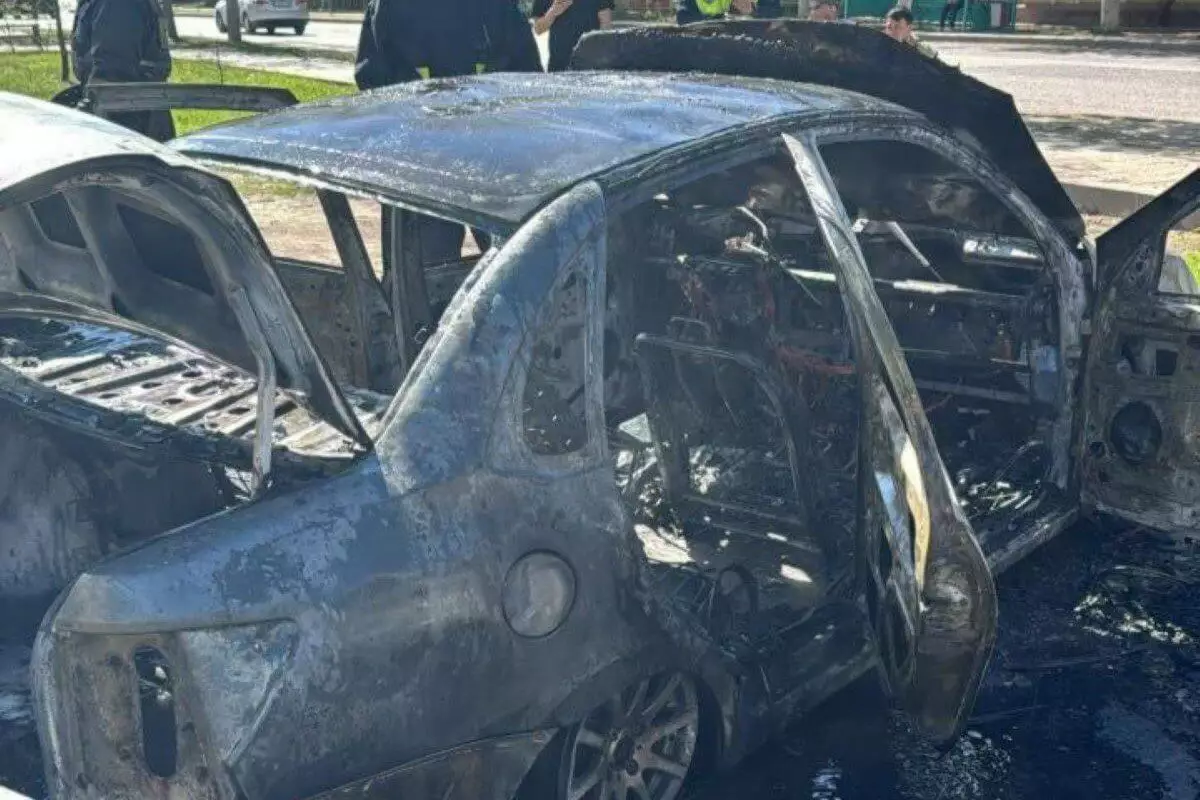 В Караганде два автомобиля сгорели дотла, третий повредило огнем (ВИДЕО)