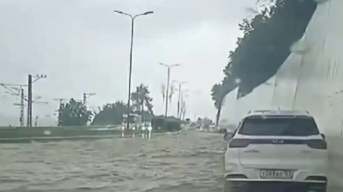 Сильный дождь привел к затоплению трассы в Сочи. ВИДЕО