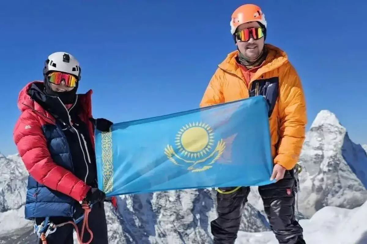 Впервые в истории девушка-казашка покорила Эверест (ВИДЕО)