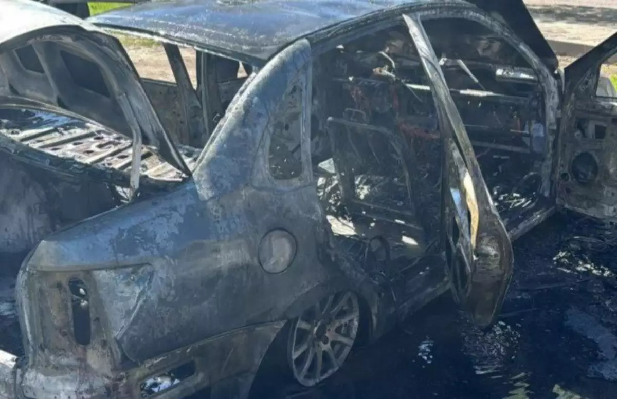 Два автомобиля сгорели в Караганде (ВИДЕО)