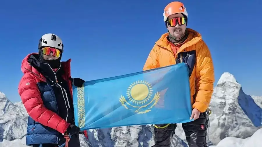 Қазақ қызы тұңғыш рет Эверест шыңына шықты