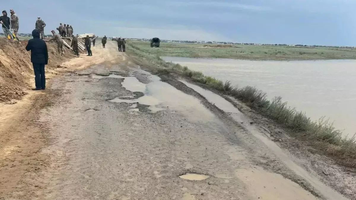 Паводки в Казахстане: 7 км въездной дороги в Индербор может затопить
