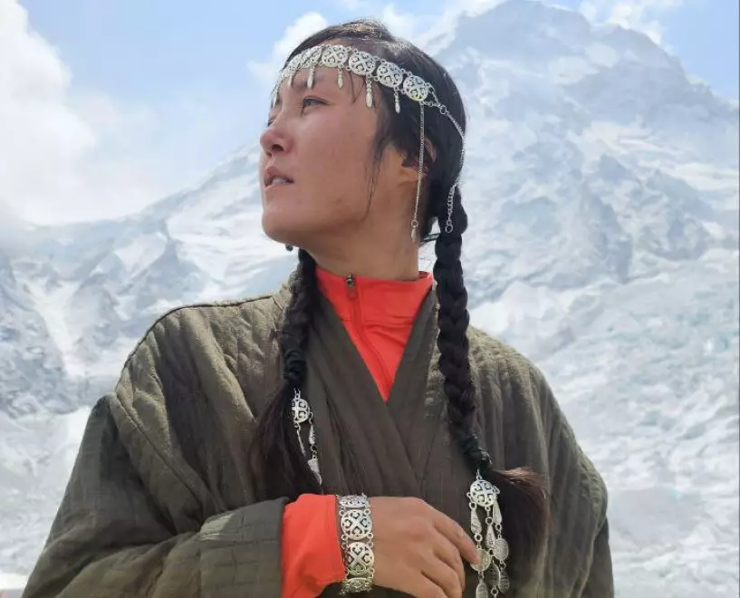 Первая казашка на Эвересте:  Анар Бурашева успешно взошла на "вершину мира"