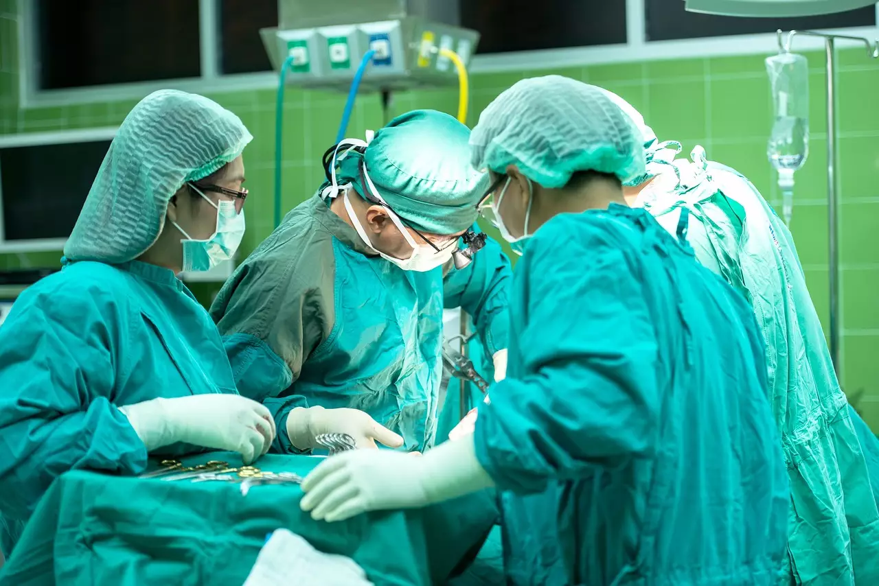Первый человек, которому пересадили свиную почку, умер через два месяца после трансплантации