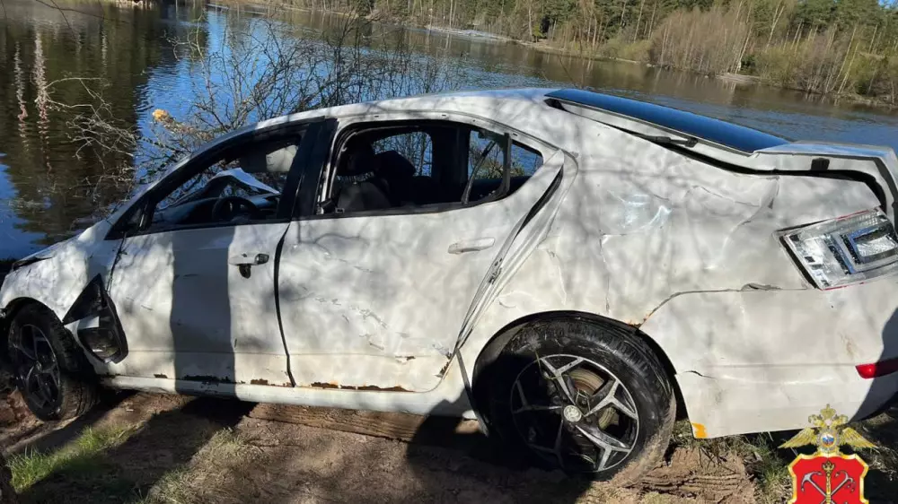 Еще один автомобиль упал в реку в России: погибли двое подростков