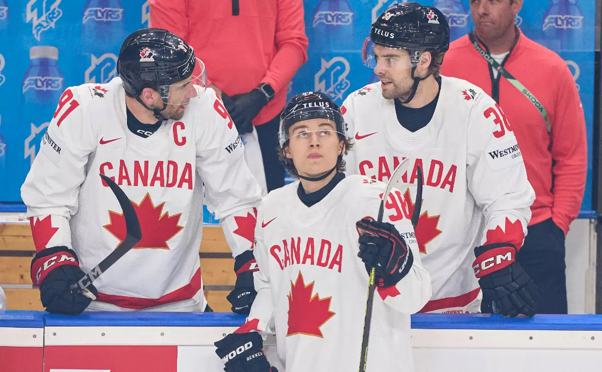 Дубль лучшего новичка НХЛ помог сборной Канады выиграть второй матч на ЧМ