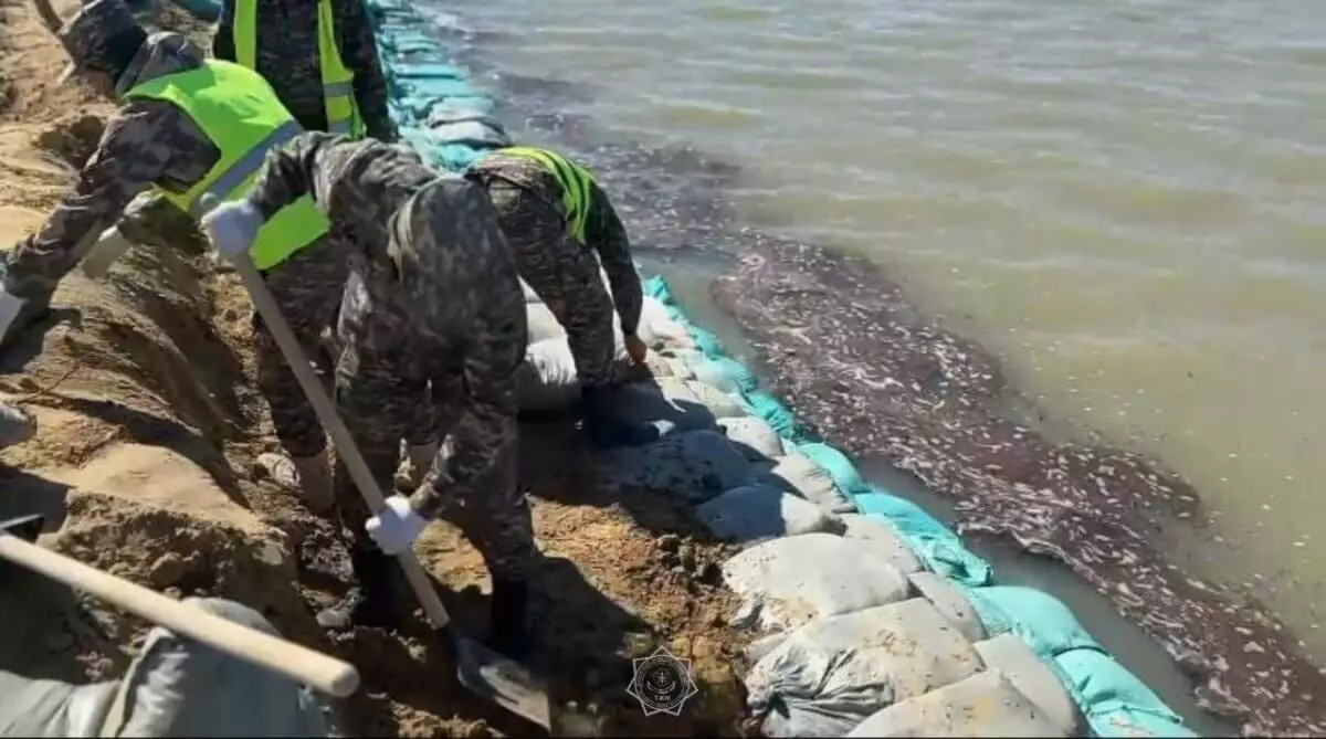 Спасатели проверили уровень воды в реке Жайык с помощью дрона
