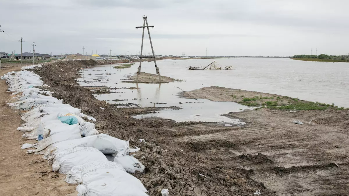 Қанат Бозымбаев Атыраудағы су тасқынының шарықтау шегіне дайындық жұмыстарын тексерді