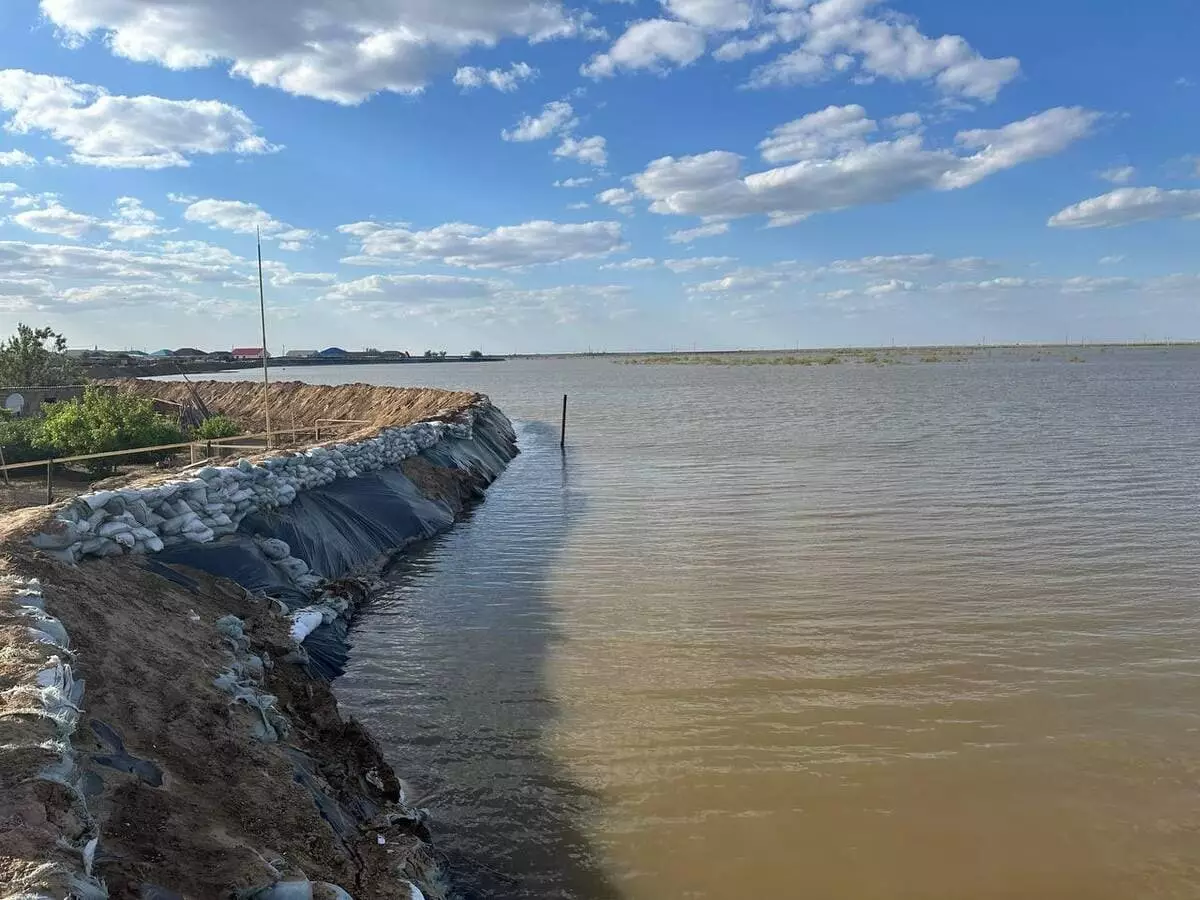 Жители Атырау в две смены контролируют уровень воды реке Жайык