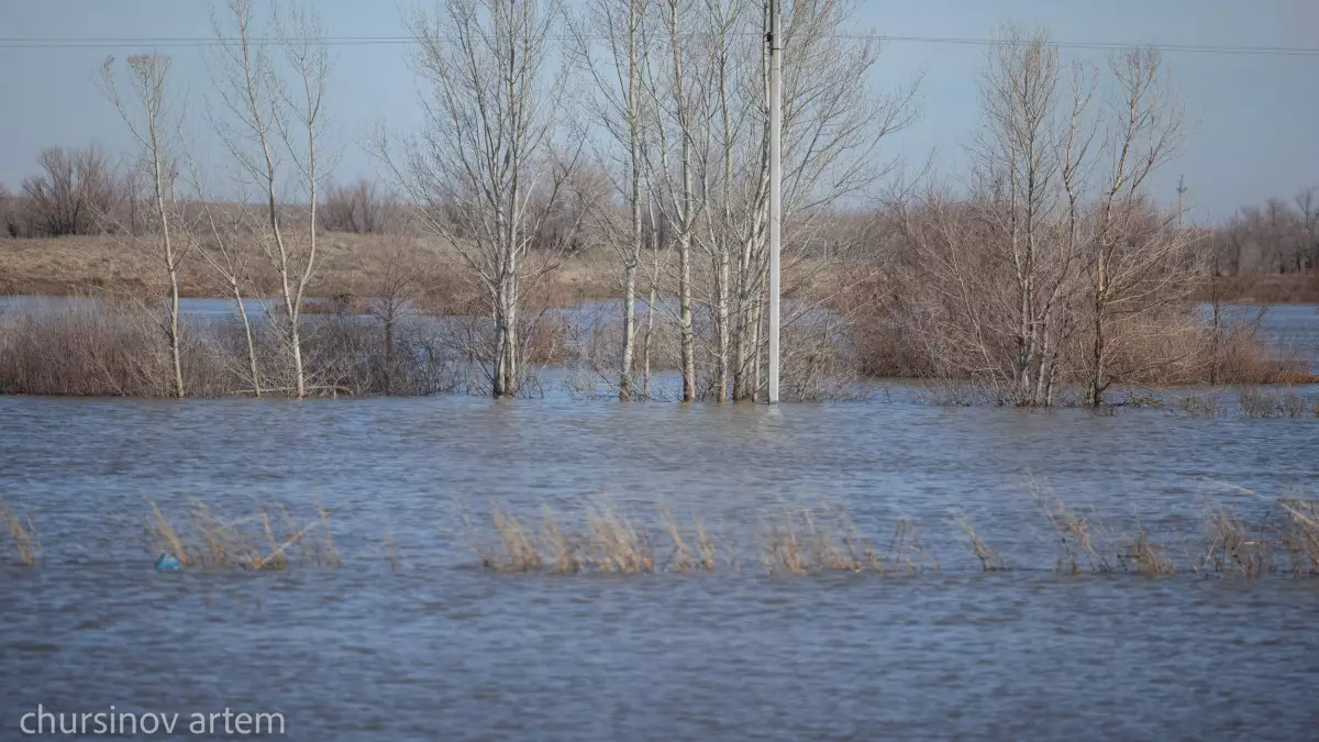 За 12 часов уровень воды в реке Жайык поднялся сразу в нескольких населенных пунктах