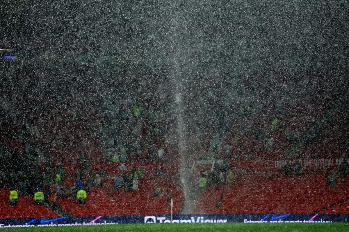 На стадионе «Манчестер Юнайтед» случился потоп после матча с «Арсеналом»