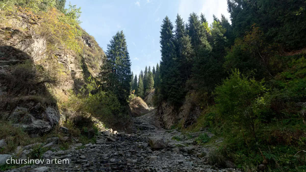 Три девушки заблудились в горах Алматы