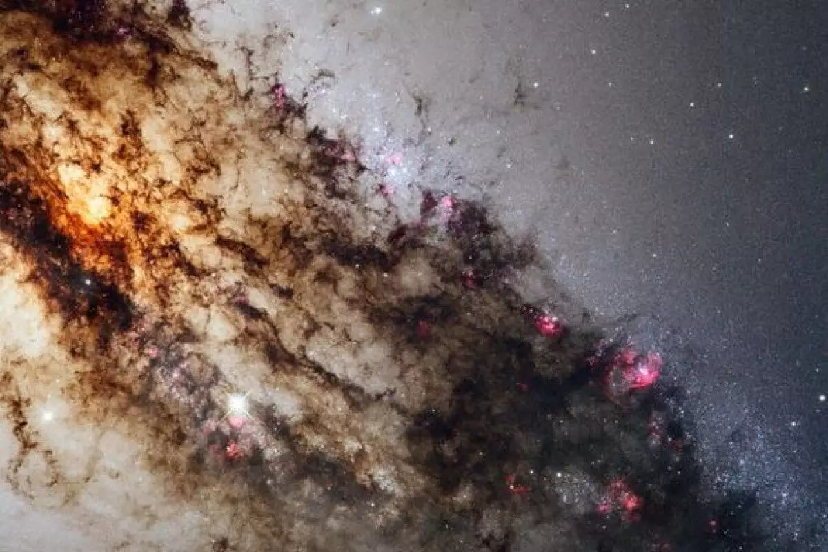 Телескоп "Хаббл" показал галактику с сверхмассивной черной дырой