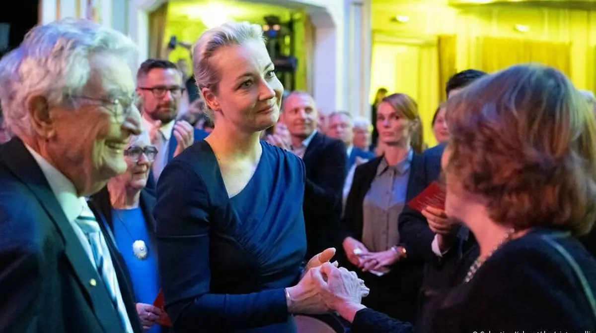 Юлия Навальная күйеуіне арналған Дрезден бейбітшілік сыйлығын алды