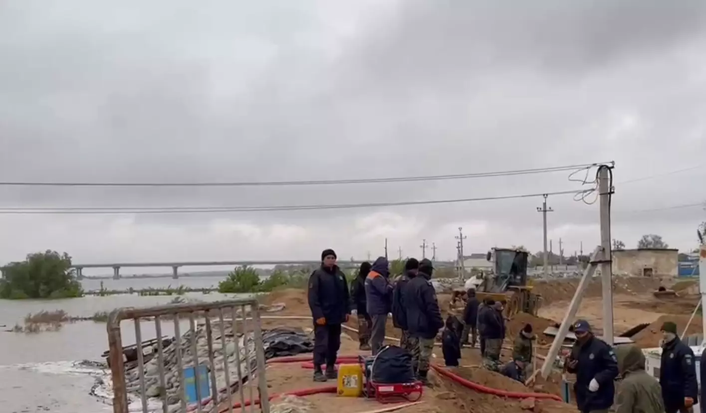 Попавший в зону паводков населенный пункт частично остался без света в Атырауской области