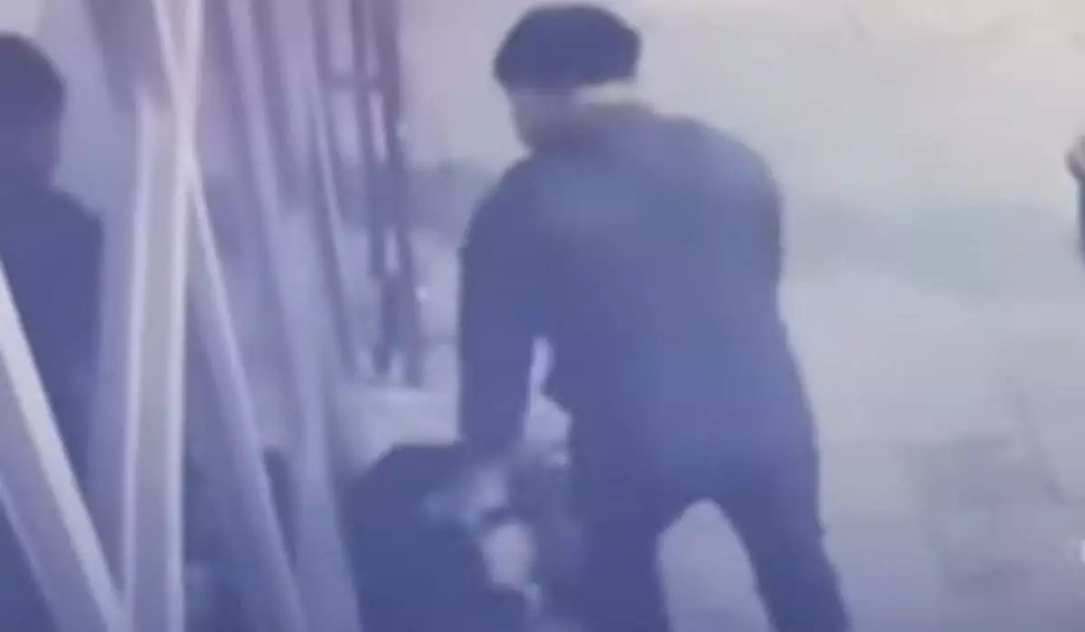 Мужчина избил жену у входа в салон красоты (ВИДЕО)