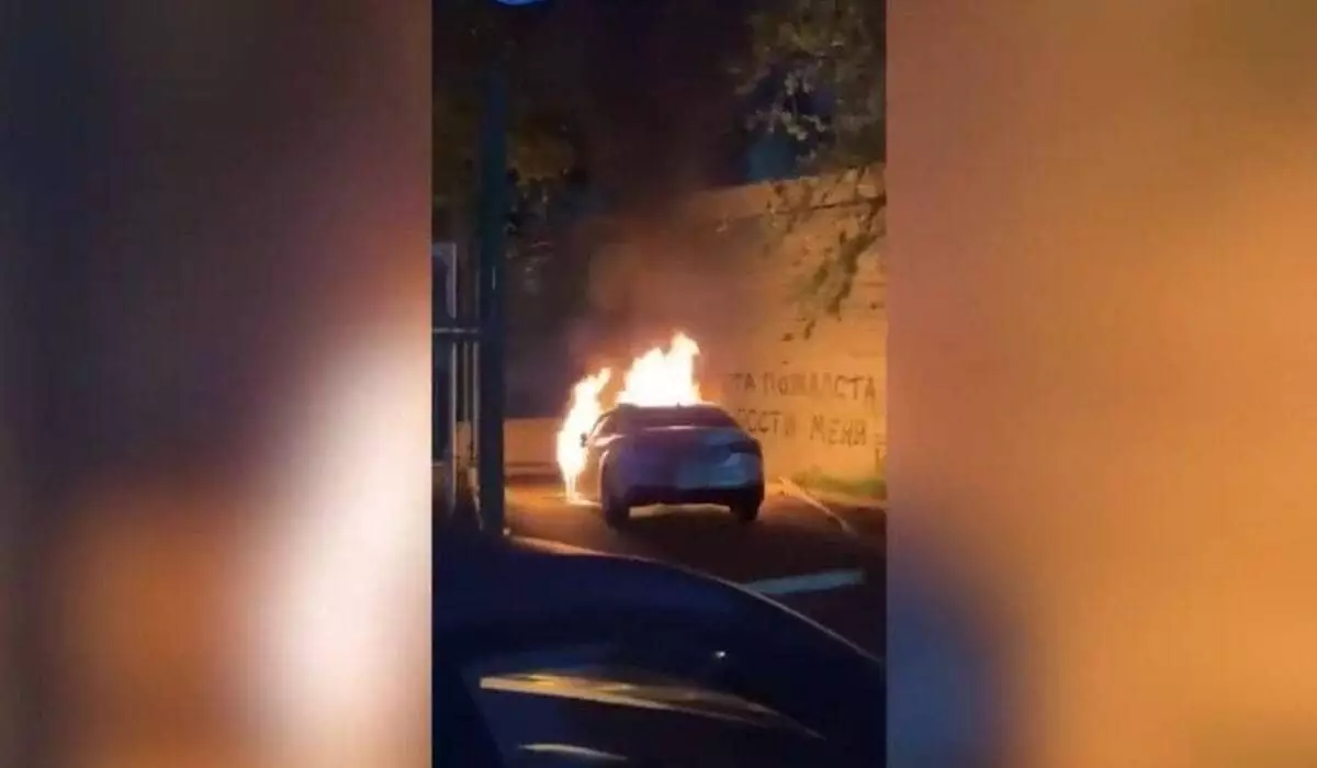 Мужчина поджег по заказу чужое авто в Алматы и снял это на видео