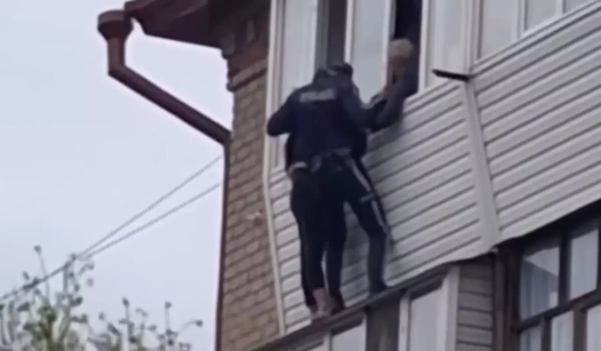 Девушка хотела спрыгнуть с балкона 5 этажа в Петропавловске (ВИДЕО)