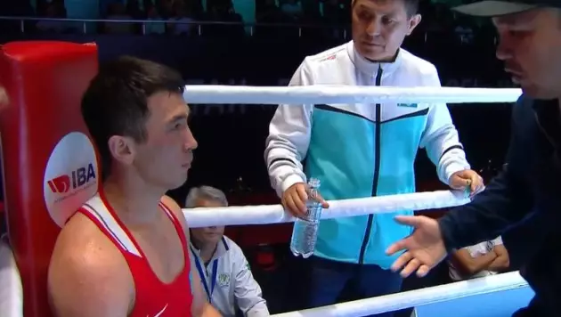 Казахский Ломаченко стартовал с победы над титулованным боксером