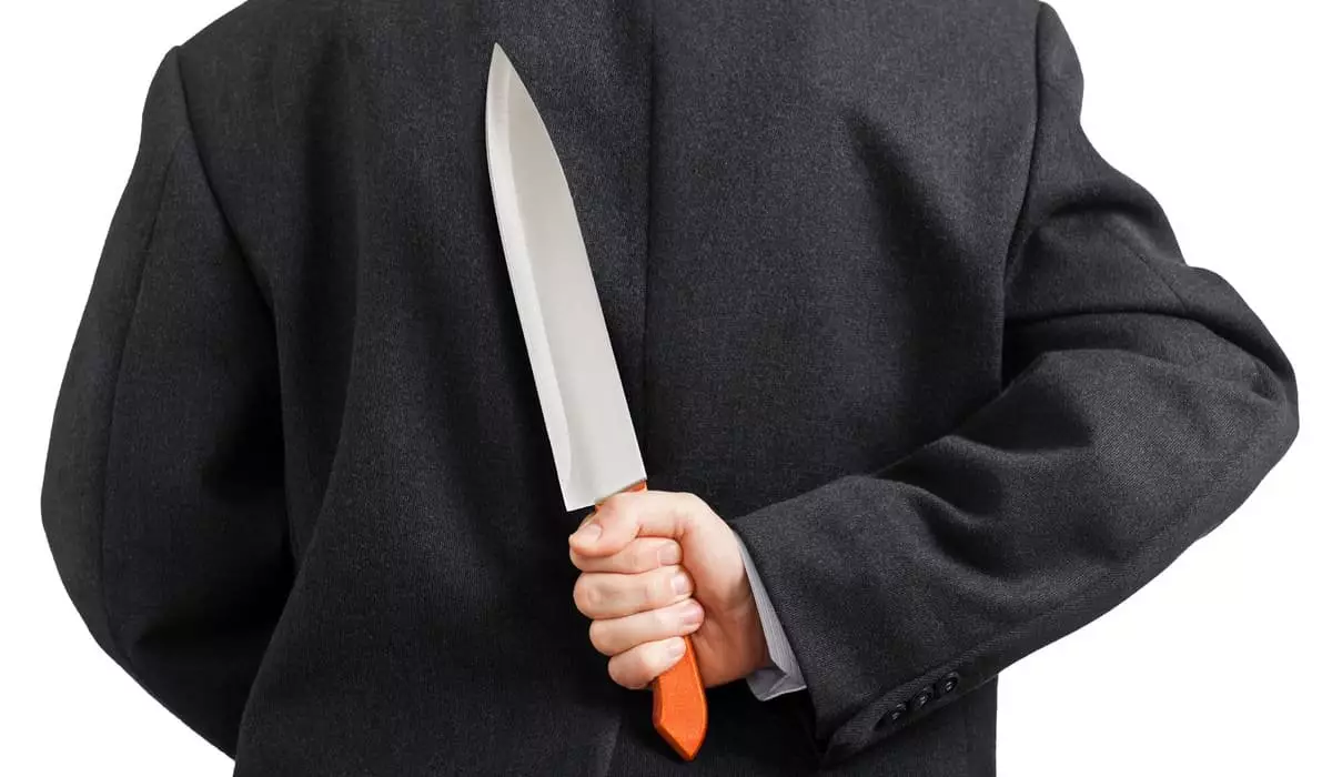Школьник пырнул ножом одноклассника и учителя в Павлодаре