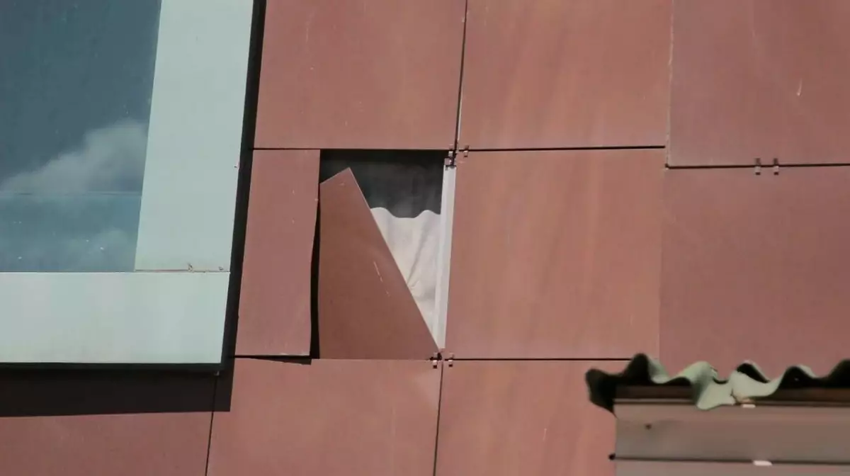 В Астане ребёнок пострадал из-за падения облицовки фасада новостройки