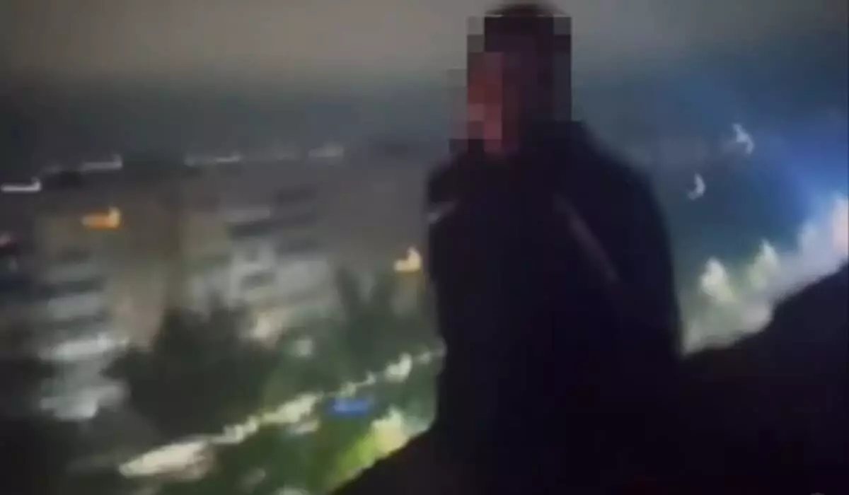 Сидел на краю крыши девятиэтажки: попытку самоубийства сняли на видео в Уральске