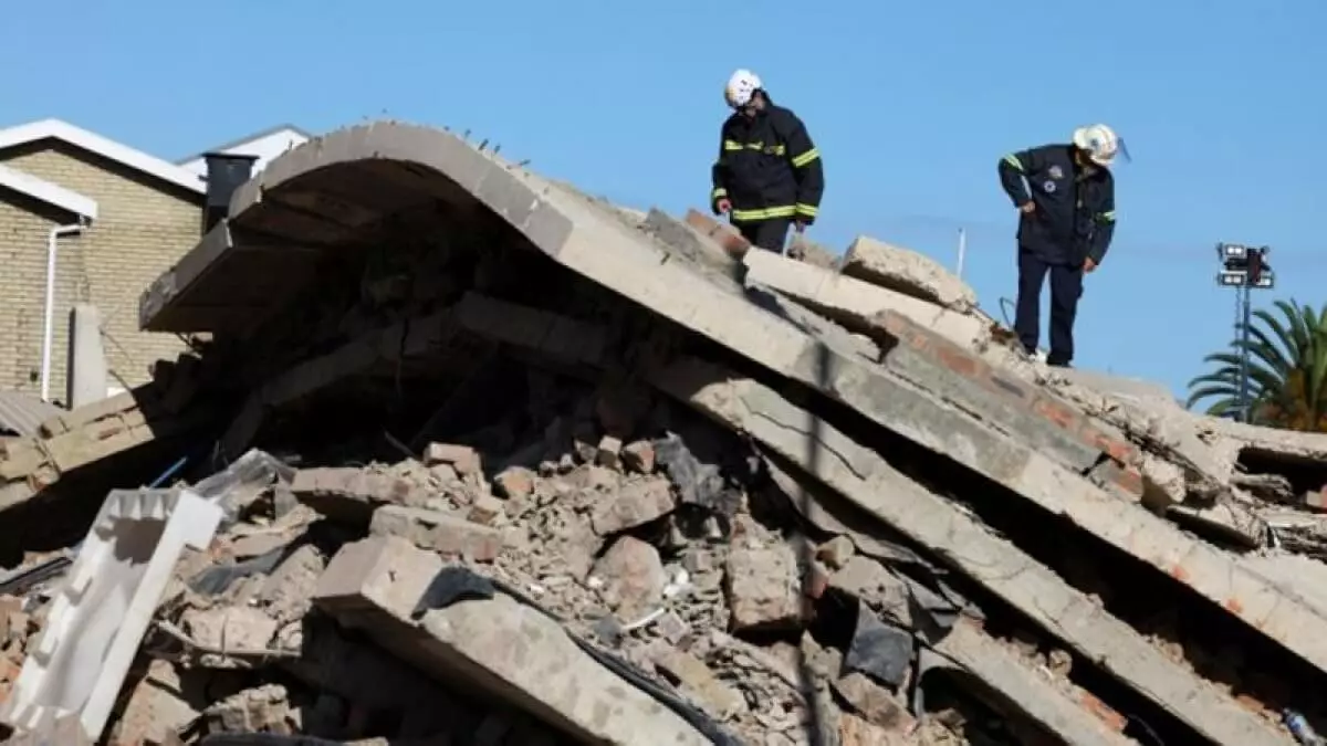 В ЮАР под завалами обрушившегося дома остаются десятки людей