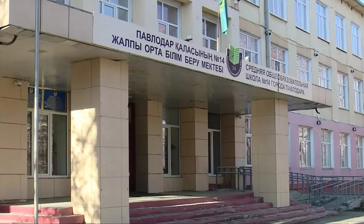 Павлодарский школьник ударил ножом свою учительницу и одноклассника
