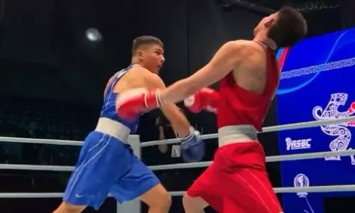 Узбекистанский боксер выиграл бой с двумя нокдаунами под флагом Казахстана. Видео