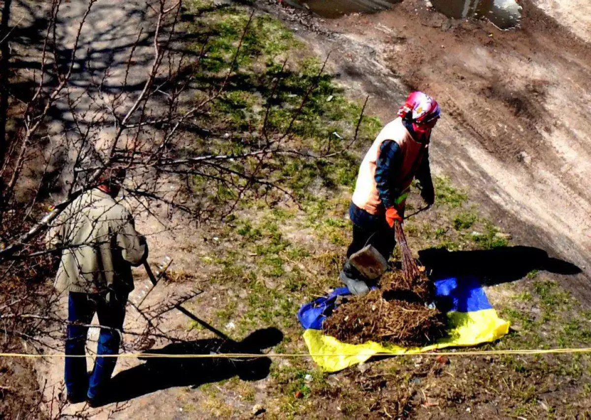 В Киеве дворник сделал мешок для мусора из флага Украины