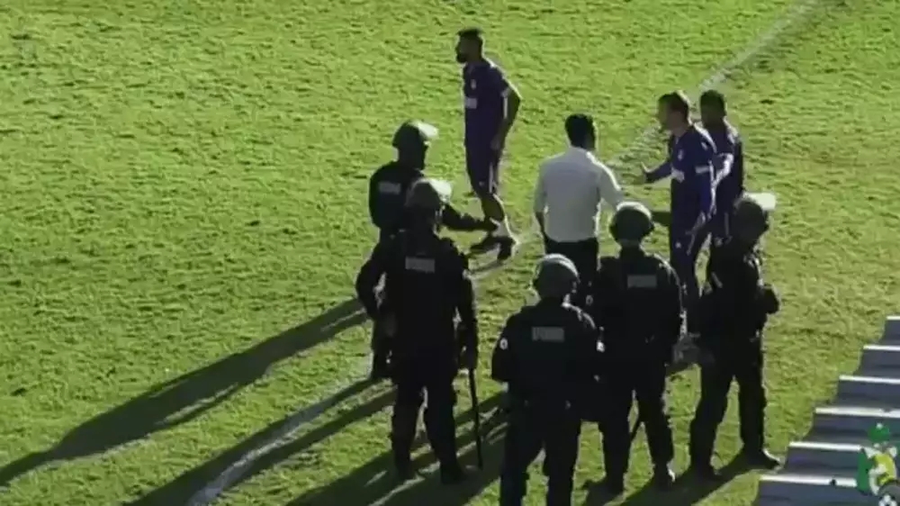 Тренер подал в отставку в перерыве матча: соперника с поля увела полиция