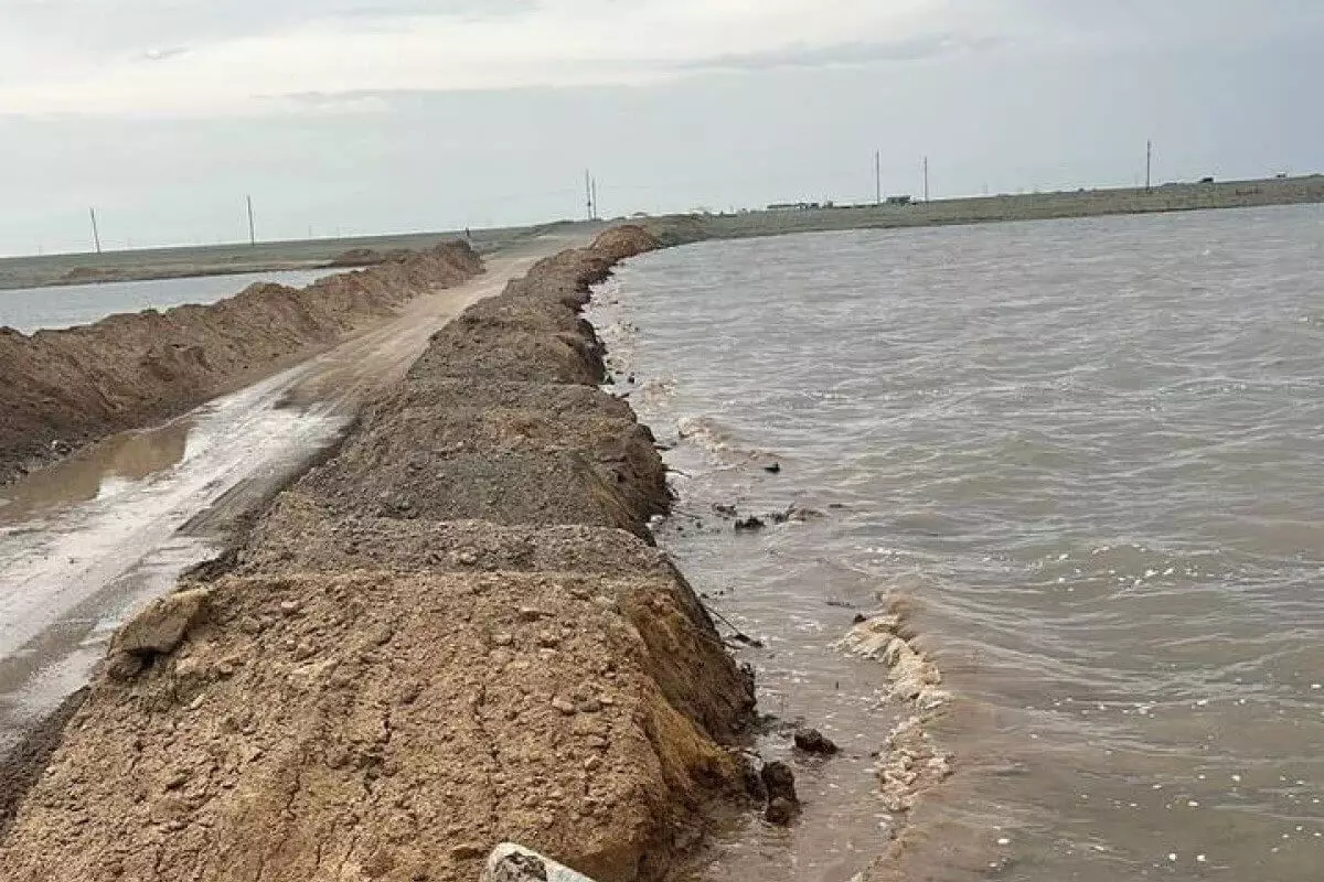 Вода подступает: жвакуация населения началась в селе Атырауской области (ВИДЕО)