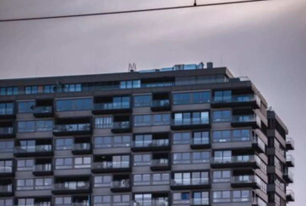В Уральске мужчина пытался спрыгнуть с крыши 9-этажного дома (ВИДЕО)