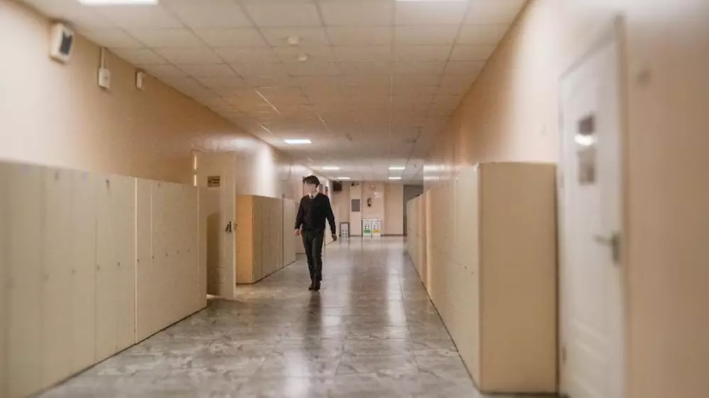 Напал с ножом на одноклассника и учителя: в школах Павлодара усилят безопасность