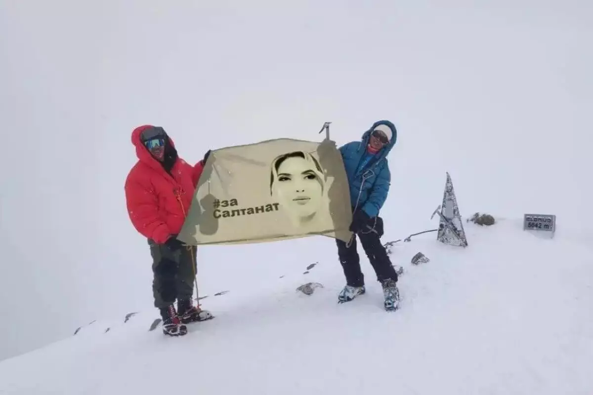 Казахстанская альпинистка посвятила восхождение на Эльбрус Салтанат Нукеновой (ВИДЕО)