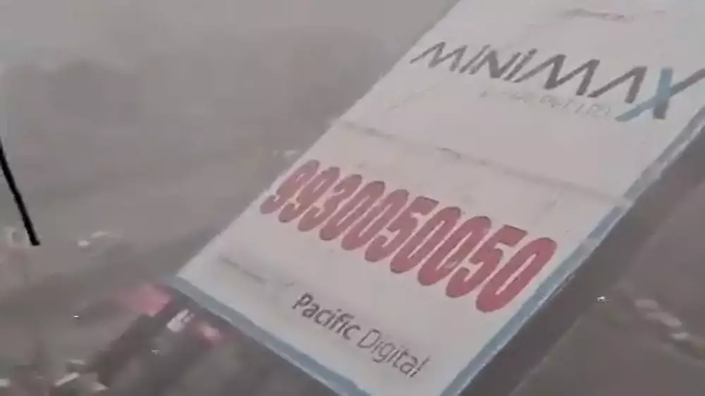 Огромный рекламный щит раздавил людей в Мумбаи: видео