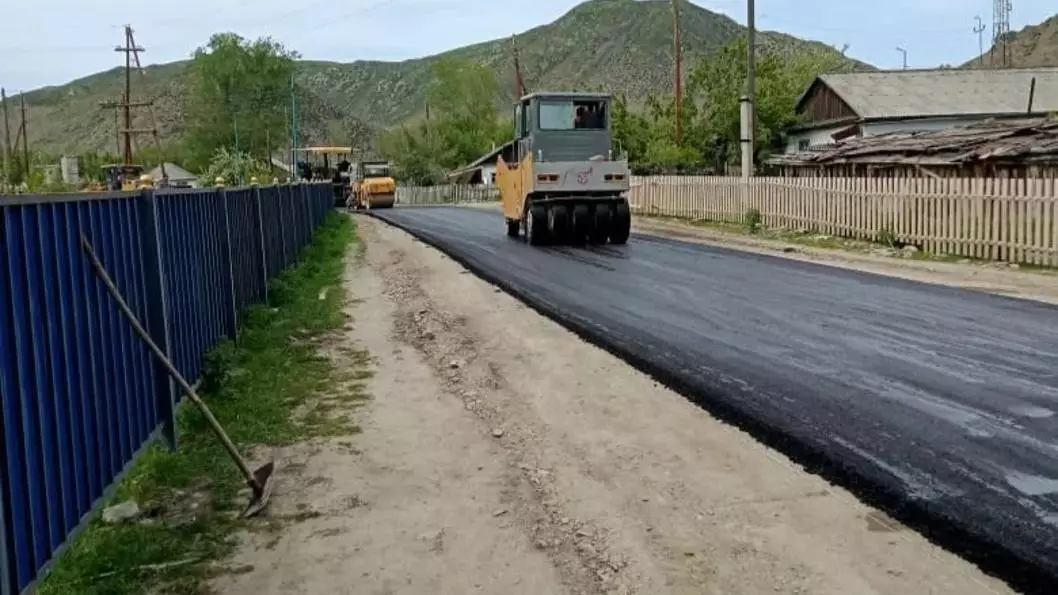 В селе Маралды Восточно-Казахстанской области асфальтируют дороги
