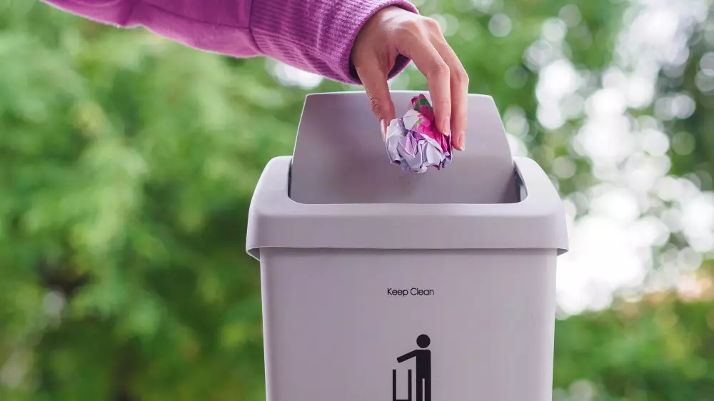 "Выношу мусор раз в месяц": привычка девушки удивила соцсети