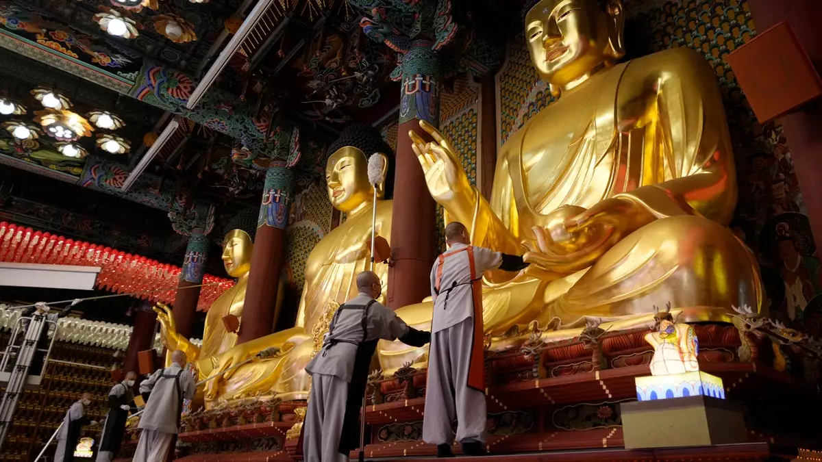 Буддисты всего мира отмечают день рождения Будды