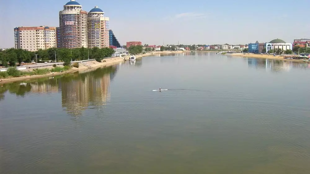 Уровень воды в реке Жайык в Атырау превысил критический