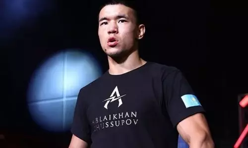 Казахстанский боксер провел спарринг с экс-чемпионом мира в четырех весовых категориях